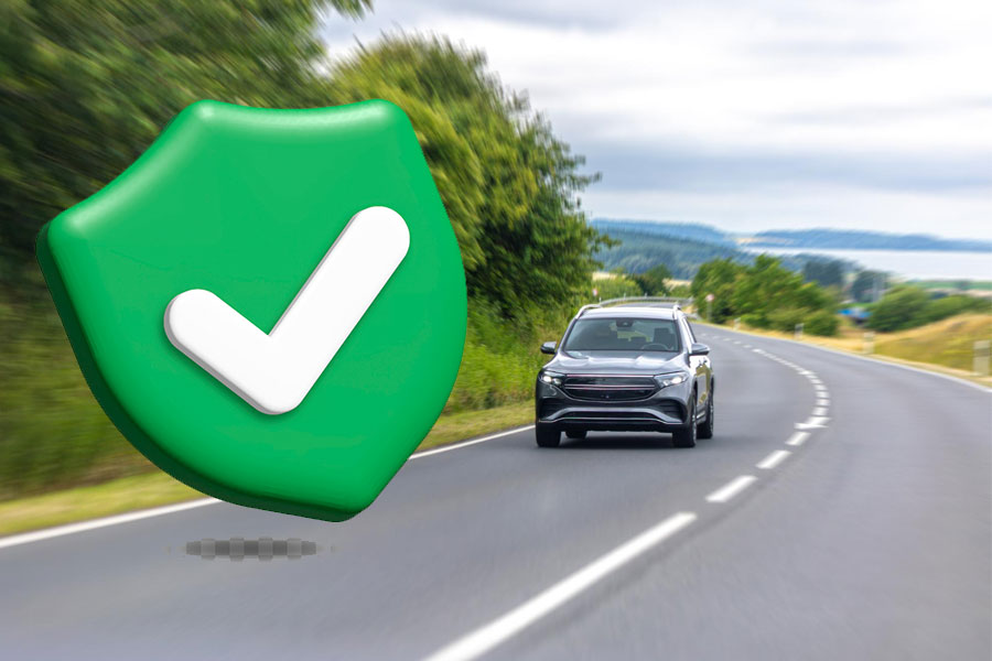 Auto viajando seguro por carretera en Ecuador con GPS